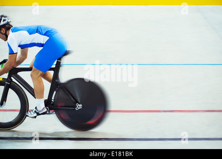 Track-Radsportler im Velodrom Stockfoto