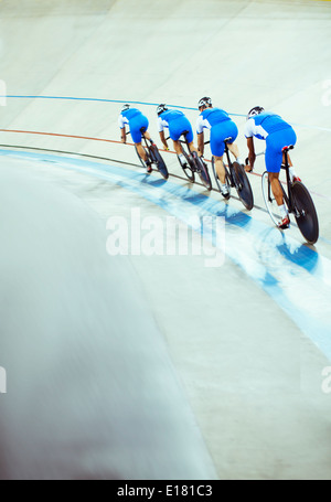 Bahn-Radsport Team Reiten im Velodrom Stockfoto