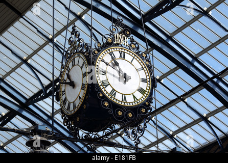 Reich verzierte alte Uhr hängt von der Decke im Bahnhof von Brighton. Stockfoto