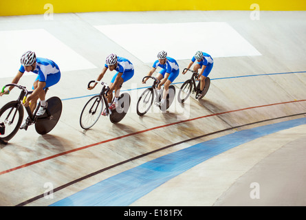 Bahn-Radsport Team Reiten im Velodrom Stockfoto