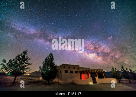 Die nördlichen Sommer Milchstraße steigt in den Osten. Ergriffen von der gemalten Pony Resort, New Mexico, 10. März 2013 Stockfoto