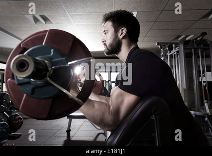 Bizeps Prediger Bank Arm Curl Training Mann im Fitness-Studio Stockfoto
