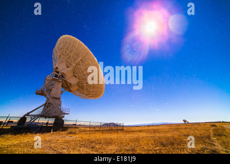 Eine der 27 Antennen des Very Large Array (VLA) Radio Telescope Komplex in New Mexico (zusammen mit anderen in der Ferne zu niedrigeren Stockfoto