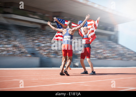 Läufer feiern und amerikanische Flaggen auf Kurs halten