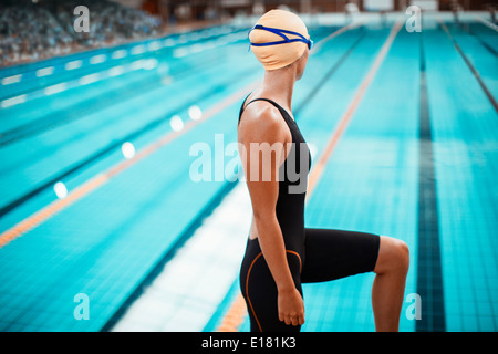 Schwimmer stehen am Pool Stockfoto