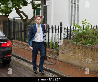 Nick Clegg stellvertretender Ministerpräsident nach Hause kommt nach Euro Wahlniederlage London Uk 26. Mai 2014 Credit: Prixnews/Alamy Live News Stockfoto