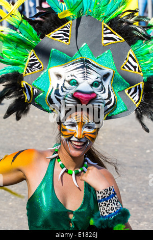 Barranquilla, Kolumbien - 1. März 2014 - Darsteller in aufwendigen Kostümen zu singen, tanzen Sie und spazieren Sie ihren Weg durch die Straßen von Barranquilla während der Battalla de Flores. Der Höhepunkt der Karneval de Barranquilla Paraden. Stockfoto