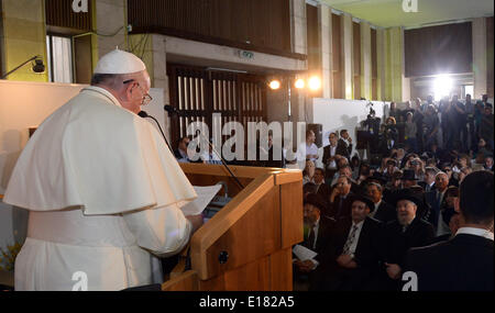 Jerusalem, Jerusalem, Palästina. 26. Mai 2014. Papst Francis besucht das Heichal Shlomo Center in Jerusalem, 26. Mai 2014. In seiner ersten Nahost-Tournee seit seiner Salbung im Jahr 2013 statt Papst Francis einen historischen Gottesdienst mit dem Ökumenischen Patriarchen in Jerusalem am Sonntag. Dies war das erste Treffen zwischen den beiden christlichen Sekten in fünfzig Jahren. (Handout Foto israelischen GPO/Pool - APAIMAGES) © Handout israelischen Gpo/APA Images/ZUMAPRESS.com/Alamy Live-Nachrichten Stockfoto