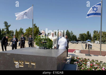 Jerusalem, Jerusalem, Palästina. 26. Mai 2014. Papst Francis besucht das Heichal Shlomo Center in Jerusalem, 26. Mai 2014. In seiner ersten Nahost-Tournee seit seiner Salbung im Jahr 2013 statt Papst Francis einen historischen Gottesdienst mit dem Ökumenischen Patriarchen in Jerusalem am Sonntag. Dies war das erste Treffen zwischen den beiden christlichen Sekten in fünfzig Jahren. (Handout Foto israelischen GPO/Pool - APAIMAGES) © Handout israelischen Gpo/APA Images/ZUMAPRESS.com/Alamy Live-Nachrichten Stockfoto