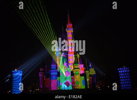 Tokio, Japan. 26. Mai 2014. Bilder von Disney-Figuren werden auf Cinderella Castle in eine Pressevorschau auf die neue Attraktion "Once upon a time" in Tokyo Disneyland in Urayasu, vorstädtischen Tokio am 26. Mai 2014 projiziert. Disney-Themenpark startet die neue Attraktion mit Projektions-Mapping vom 29. Mai. © Ma Ping/Xinhua/Alamy Live-Nachrichten Stockfoto