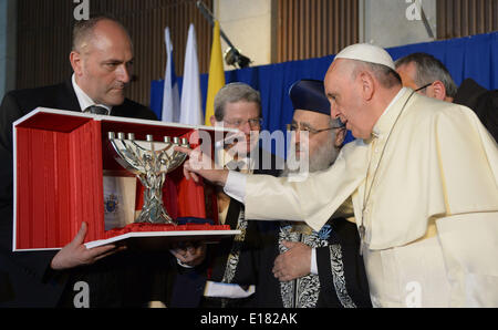 Jerusalem, Jerusalem, Palästina. 26. Mai 2014. Papst Francis besucht das Heichal Shlomo Center in Jerusalem, 26. Mai 2014. In seiner ersten Nahost-Tournee seit seiner Salbung im Jahr 2013 statt Papst Francis einen historischen Gottesdienst mit dem Ökumenischen Patriarchen in Jerusalem am Sonntag. Dies war das erste Treffen zwischen den beiden christlichen Sekten in fünfzig Jahren. (Handout Foto israelischen GPO/Pool - APAIMAGES) © Handout israelischen Gpo/APA Images/ZUMAPRESS.com/Alamy Live-Nachrichten Stockfoto