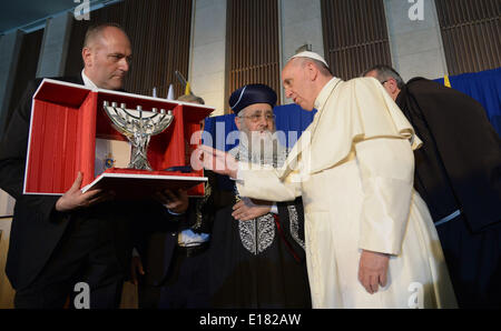 Jerusalem, Jerusalem, Palästina. 26. Mai 2014. Papst Francis besucht das Heichal Shlomo Center in Jerusalem, 26. Mai 2014. In seiner ersten Nahost-Tournee seit seiner Salbung im Jahr 2013 statt Papst Francis einen historischen Gottesdienst mit dem Ökumenischen Patriarchen in Jerusalem am Sonntag. Dies war das erste Treffen zwischen den beiden christlichen Sekten in fünfzig Jahren. (Handout Foto israelischen GPO/Pool - APAIMAGES) © Handout israelischen Gpo/APA Images/ZUMAPRESS.com/Alamy Live-Nachrichten Stockfoto