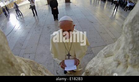 Jerusalem, Jerusalem, Palästina. 26. Mai 2014. Papst Francis Besuch der Klagemauer, heiligste Stätte des Judentums, des Jerusalemer Altstadt, Israel, Mai 26. 2014. In seiner ersten Nahost-Tournee seit seiner Salbung im Jahr 2013 statt Papst Francis einen historischen Gottesdienst mit dem Ökumenischen Patriarchen in Jerusalem am Sonntag. Dies war das erste Treffen zwischen den beiden christlichen Sekten in fünfzig Jahren. (Handout © Handout Kobi Gideon-Isr/APA Images/ZUMAPRESS.com/Alamy Live-Nachrichten Stockfoto