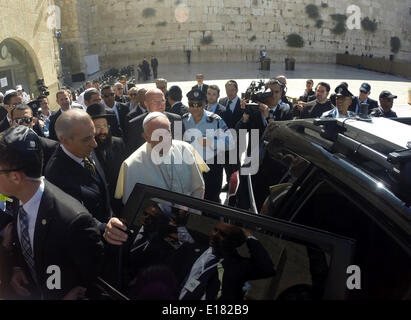 Jerusalem, Jerusalem, Palästina. 26. Mai 2014. Papst Francis Besuch der Klagemauer, heiligste Stätte des Judentums, des Jerusalemer Altstadt, Israel, Mai 26. 2014. In seiner ersten Nahost-Tournee seit seiner Salbung im Jahr 2013 statt Papst Francis einen historischen Gottesdienst mit dem Ökumenischen Patriarchen in Jerusalem am Sonntag. Dies war das erste Treffen zwischen den beiden christlichen Sekten in fünfzig Jahren. (Handout © Handout Kobi Gideon-Isr/APA Images/ZUMAPRESS.com/Alamy Live-Nachrichten Stockfoto