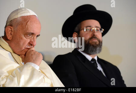 Jerusalem, Jerusalem, Palästina. 26. Mai 2014. Papst Francis besucht das Heichal Shlomo Center in Jerusalem, 26. Mai 2014. In seiner ersten Nahost-Tournee seit seiner Salbung im Jahr 2013 statt Papst Francis einen historischen Gottesdienst mit dem Ökumenischen Patriarchen in Jerusalem am Sonntag. Dies war das erste Treffen zwischen den beiden christlichen Sekten in fünfzig Jahren. (Handout Foto israelischen GPO/Pool - APAIMAGES) © Handout israelischen Gpo/APA Images/ZUMAPRESS.com/Alamy Live-Nachrichten Stockfoto