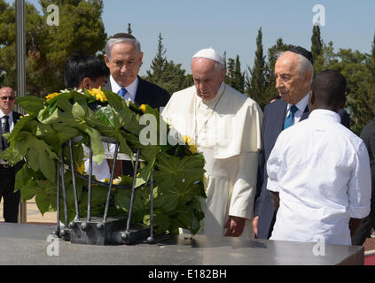 Jerusalem, Jerusalem, Palästina. 26. Mai 2014. Papst Francis kommt und der israelische Ministerpräsident Benjamin Netanyahu und israelischen Präsidenten Shimon Peres in Jerusalem am 25. Mai 2014 treffen. In seiner ersten Nahost-Tournee seit seiner Salbung im Jahr 2013 statt Papst Francis einen historischen Gottesdienst mit dem Ökumenischen Patriarchen in Jerusalem am Sonntag. Dies war das erste Treffen zwischen den beiden christlichen Sekten in fünfzig Jahren. (Handout © Handout Mark Neiman-Isr/APA Images/ZUMAPRESS.com/Alamy Live-Nachrichten Stockfoto
