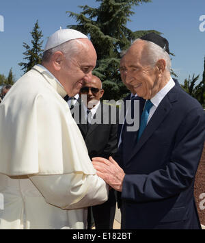 Jerusalem, Jerusalem, Palästina. 26. Mai 2014. Papst Francis kommt und der israelische Ministerpräsident Benjamin Netanyahu und israelischen Präsidenten Shimon Peres in Jerusalem am 25. Mai 2014 treffen. In seiner ersten Nahost-Tournee seit seiner Salbung im Jahr 2013 statt Papst Francis einen historischen Gottesdienst mit dem Ökumenischen Patriarchen in Jerusalem am Sonntag. Dies war das erste Treffen zwischen den beiden christlichen Sekten in fünfzig Jahren. (Handout © Handout Mark Neiman-Isr/APA Images/ZUMAPRESS.com/Alamy Live-Nachrichten Stockfoto