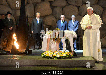 Jerusalem, Jerusalem, Palästina. 26. Mai 2014. Papst Francis und ökumenischen Patriarchen Bartholomaios bete ich an der Kirche des Heiligen Grabes in der Altstadt von Jerusalem am 25. Mai 2014. In seiner ersten Nahost-Tournee seit seiner Salbung im Jahr 2013 statt Papst Francis einen historischen Gottesdienst mit dem Ökumenischen Patriarchen in Jerusalem am Sonntag. Dies war das erste Treffen zwischen den beiden christlichen Sekten in fünfzig Jahren. (Handout © Handout Ben Gershom-Isr/APA Images/ZUMAPRESS.com/Alamy Live-Nachrichten Stockfoto