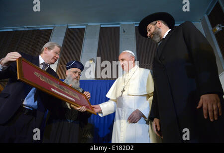 Jerusalem, Jerusalem, Palästina. 26. Mai 2014. Papst Francis besucht das Heichal Shlomo Center in Jerusalem, 26. Mai 2014. In seiner ersten Nahost-Tournee seit seiner Salbung im Jahr 2013 statt Papst Francis einen historischen Gottesdienst mit dem Ökumenischen Patriarchen in Jerusalem am Sonntag. Dies war das erste Treffen zwischen den beiden christlichen Sekten in fünfzig Jahren. (Handout Foto israelischen GPO/Pool - APAIMAGES) © Handout israelischen Gpo/APA Images/ZUMAPRESS.com/Alamy Live-Nachrichten Stockfoto