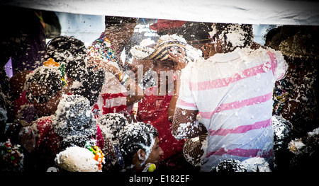 Barranquilla, Kolumbien - 1. März 2014 - Familien und Freunde Schlacht mit weißer Schaum auf der Tribüne der Karneval von Barranquilla. Der Schaum ist im Grunde Seife und Wasser aus einer Arosol besprüht kann. Stockfoto