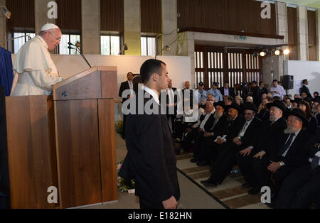 Jerusalem, Jerusalem, Palästina. 26. Mai 2014. Papst Francis besucht das Heichal Shlomo Center in Jerusalem, 26. Mai 2014. In seiner ersten Nahost-Tournee seit seiner Salbung im Jahr 2013 statt Papst Francis einen historischen Gottesdienst mit dem Ökumenischen Patriarchen in Jerusalem am Sonntag. Dies war das erste Treffen zwischen den beiden christlichen Sekten in fünfzig Jahren. (Handout Foto israelischen GPO/Pool - APAIMAGES) © Handout israelischen Gpo/APA Images/ZUMAPRESS.com/Alamy Live-Nachrichten Stockfoto