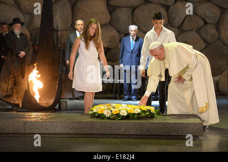 Jerusalem, Jerusalem, Palästina. 26. Mai 2014. Papst Francis und ökumenischen Patriarchen Bartholomaios bete ich an der Kirche des Heiligen Grabes in der Altstadt von Jerusalem am 25. Mai 2014. In seiner ersten Nahost-Tournee seit seiner Salbung im Jahr 2013 statt Papst Francis einen historischen Gottesdienst mit dem Ökumenischen Patriarchen in Jerusalem am Sonntag. Dies war das erste Treffen zwischen den beiden christlichen Sekten in fünfzig Jahren. (Handout © Handout Ben Gershom-Isr/APA Images/ZUMAPRESS.com/Alamy Live-Nachrichten Stockfoto