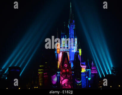 Tokio, Japan. 26. Mai 2014. Bilder von Disney-Figuren werden auf Cinderella Castle in eine Pressevorschau auf die neue Attraktion "Once upon a time" in Tokyo Disneyland in Urayasu, vorstädtischen Tokio am 26. Mai 2014 projiziert. Disney-Themenpark startet die neue Attraktion mit Projektions-Mapping vom 29. Mai. © Ma Ping/Xinhua/Alamy Live-Nachrichten Stockfoto