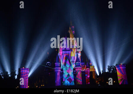 Tokio, Japan. 26. Mai 2014. Bilder von Disney-Figuren werden auf Cinderella Castle in eine Pressevorschau auf die neue Attraktion "Once upon a time" in Tokyo Disneyland in Urayasu, vorstädtischen Tokio am 26. Mai 2014 projiziert. Disney-Themenpark startet die neue Attraktion mit Projektions-Mapping vom 29. Mai. © Ma Ping/Xinhua/Alamy Live-Nachrichten Stockfoto