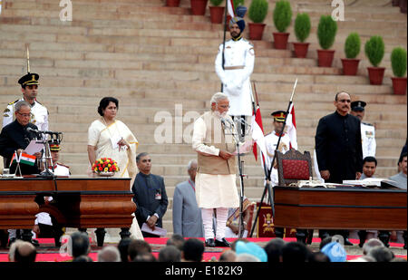 Neu-Delhi, Indien. 26. Mai 2014. Narendra Modi (vorne) nimmt Amtseid als 15. Premierminister Indiens im Präsidentenpalast in Neu-Delhi, Indien, 26. Mai 2014. Narendra Modi erstellt der Sohn des Tee-Verkäufer am Montag Geschichte von indischen neuen Premierminister in einer feierlichen Zeremonie sein Amtskollege aus Erzrivalen Pakistan, zusammen mit den Staatschefs der anderen südasiatischen Nationen teilnahmen. Bildnachweis: Partha Sarkar/Xinhua/Alamy Live-Nachrichten Stockfoto