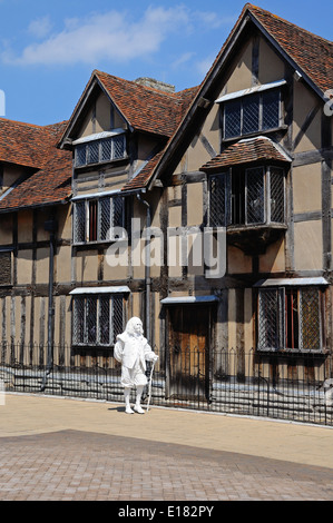 Shakespeares Geburtshaus entlang der Henley Street mit Shakespeares Gespenst im Vordergrund, London, England. Stockfoto