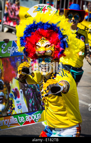 Barranquilla, Kolumbien - 1. März 2014 - Darsteller in aufwendigen Kostümen zu singen, tanzen Sie und spazieren Sie ihren Weg durch die Straßen von Barranquilla während der Battalla de Flores während des Karnevals Stockfoto