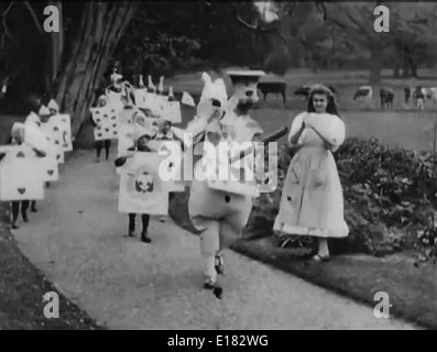 Nach wie vor von 1903-Verfilmung von Carrolls Roman "Alice im Wunderland" unter der Regie von Cecil M. Hepworth & Percy Stow. Stockfoto