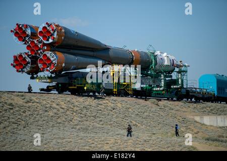 Die Roscosmos Sojus TMA - 13M-Sonde wird zur Startrampe mit dem Zug in Vorbereitung für den Start zur internationalen Raumstation ISS 26. Mai 2014 am Weltraumbahnhof Baikonur in Kasachstan ausgerollt. Stockfoto