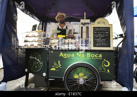 London, UK. 25. Mai 2014. London Street Food-Markt Straßenunterhaltung: Soho-Flohmarkt. Dean Street, London, UK, 25. Mai 2014. Ein geschäftiger Markt mit Ständen von kreativen Talenten Großbritanniens. Londons erste Londoner Designer Straßenmarkt. Bildnachweis: Tony Farrugia/Alamy Live-Nachrichten Stockfoto