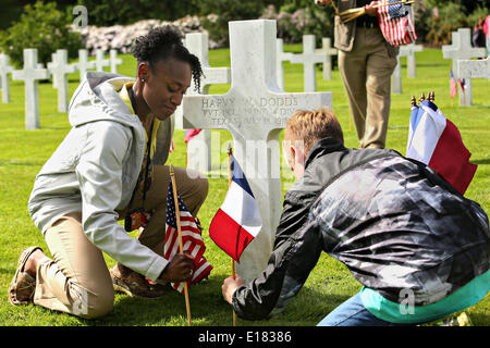 Französische und amerikanische Kinder stellen Fahnen an den Gräbern von Soldaten während einer Zeremonie zum 96. Jahrestag der historischen Schlacht von Belleau Wood und Gedenktag am Aisne-Marne American Cemetery 24. Mai 2014 in Belleau, Frankreich. Stockfoto