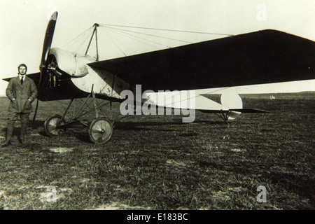 Die Fokker M.5L war ein deutsches Flugzeug, das während des Ersten Weltkriegs entwickelt wurde und hauptsächlich als Aufklärungsflugzeug eingesetzt wurde. Mit seinem zweiplanen Design war es für seine fortschrittlichen Konstruktionstechniken bekannt. Das Flugzeug wurde von einem Drehmotor angetrieben, was zu seinem unverwechselbaren Aussehen und seiner betrieblichen Effizienz während des Krieges beitrug. Stockfoto