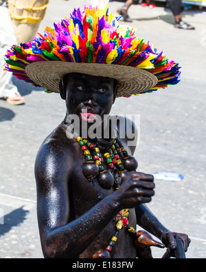 Barranquilla, Kolumbien - 1. März 2014 - Darsteller in aufwendigen Kostümen zu singen, tanzen Sie und spazieren Sie ihren Weg durch die Straßen von Barranquilla während der Battalla de Flores während des Karnevals Stockfoto