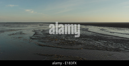 Blauer Himmel Cirrus Wolken Sonnenuntergang, in walisischen Berge über nassen schlammigen Bach Kanäle Sand Strand, St. Annes Fylde Küste Stockfoto