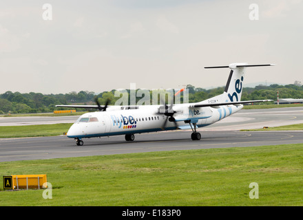 Flybe Bombardier Q400 der DHC-8-402 G-ECOM Verkehrsflugzeug des Rollens bei der Ankunft am Flughafen Manchester England Vereinigtes Königreich UK Stockfoto