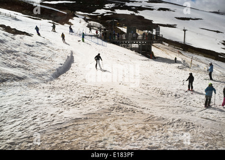 Dh Cairngorm National Park AVIEMORE INVERNESSSHIRE Skifahrer Neigung auf Schnee Schottland Winter Skigebiet Berg Stockfoto