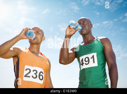 Läufer Trinkwasser auf dem richtigen Weg Stockfoto