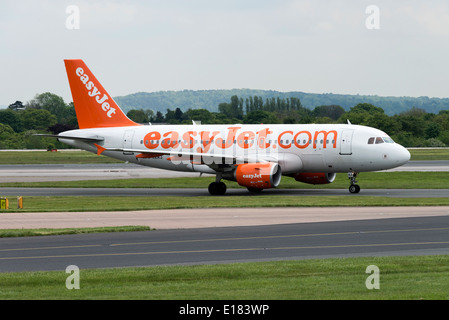 EasyJet Airline Airbus A319-111 Verkehrsflugzeug G-EZAJ Taxxiing bei der Ankunft am internationalen Flughafen Manchester England UK Stockfoto