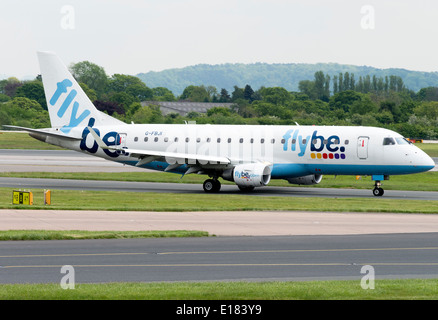 Flybe Embraer ERJ-170-200LR 175LR G-FBJD-Verkehrsflugzeug des Rollens bei der Ankunft am Flughafen Manchester England Vereinigtes Königreich UK Stockfoto