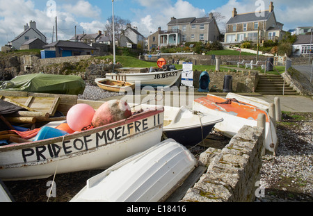 Kleine Boote am Strand von Moelfre Anglesey North Wales Stockfoto