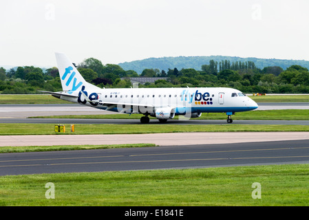 Flybe Embraer ERJ-170-200LR 175LR G-FBJD-Verkehrsflugzeug des Rollens bei der Ankunft am Flughafen Manchester England Vereinigtes Königreich UK Stockfoto