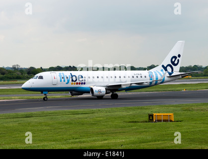 Flybe Embraer ERJ-170-200LR 175LR G-FBJD-Verkehrsflugzeug des Rollens bei der Ankunft am Flughafen Manchester England Vereinigtes Königreich UK Stockfoto