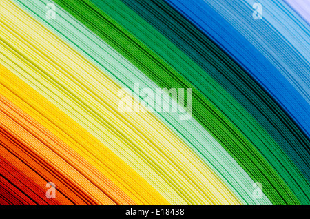 Papierbögen in Regenbogen-Farbspektrum Stockfoto