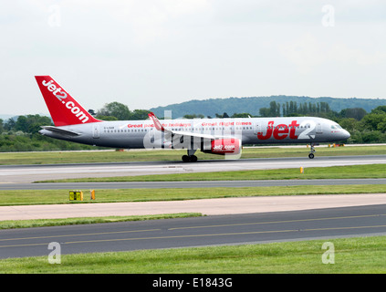 Jet2.com Boeing 757-200 Serie Verkehrsflugzeug G-LSAB Rollen am internationalen Flughafen Manchester England Vereinigtes Königreich UK Stockfoto