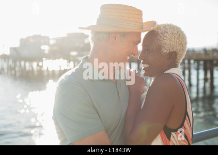 Älteres paar umarmt am pier Stockfoto