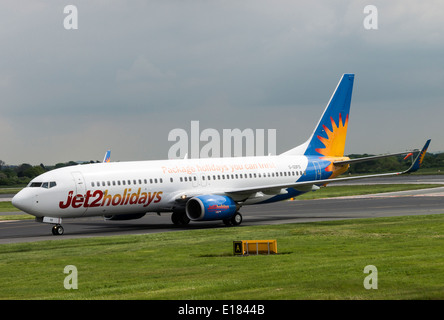 Jet2.com Boeing 737-800 Serie Verkehrsflugzeug G-GDFD Rollen am internationalen Flughafen Manchester England Vereinigtes Königreich UK Stockfoto